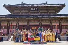 김해가야테마파크 `가야 왕궁결혼식`이색 결혼식에 국내외 관광객 `환호`