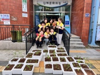 김해문화의집 자원봉사회, 가정의달 경로당 방문 상추 모종 나눔