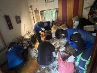 김해시 상동면행정복지센터, 온새미로봉사단과 함께 저장강박 쓰레기더미집 대청소