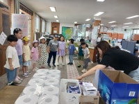 창원시 진해구 웅동1동 폐종이팩 교환사업에 웅동병설유치원 원아 동참
