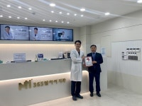 김해시서부장애인종합복지관, 착한가게 101호점 365엠아이(MI)치과의원 현판 전달식 진행