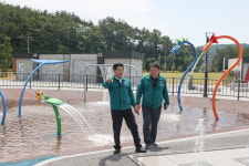 이상근 고성군수, 남포항 어린이 물놀이터 안전점검 실
