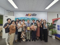 창원시 마산회원구 이·통장협의회, 김화영 마산회원구청장에 감사패 전달