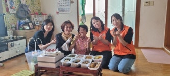 창원시 진해구 웅동2동, 저소득 홀몸 어르신 가구 방문해 생신 축하