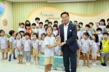근로복지공단 진해어린이집, 창원시 진해구에 나눔행사 수익금 기탁
