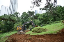 묘지뷰 논란 거제 아파트 인근 묘지 이장…문중 결단 빛나