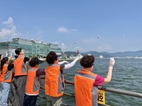 창원마산합포노인종합복지관 환경사랑봉사단, EM공 던지기 활동으로 하천 환경 개선에 나서