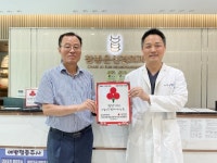 김해시노인종합복지관, 참좋은신경외과의원에 착한가게 현판 전달