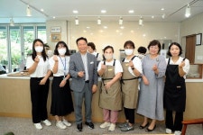 정현섭 창원시 진해구청장, 노인일자리 카페 탑산 방문 격려