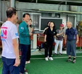 홍순영 창원시 성산구청장, 용호운동장 시설개선공사 현장행정 나서