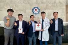 김해시 서부노인종합복지관, 착한가게 131호점 장유뉴욕치과병원에 현판 전달