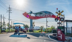 김해낙동강레일파크 두 발을 자유롭게, 전동 레일바이크 즐기세요!