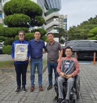경상남도장애인수영연맹, 장애인체전 출전 선수에 가방 전달