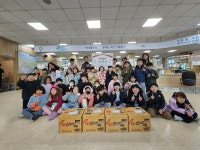 창원시 마산중앙초 1학년 학생 일동, 구암2동에 사랑의 라면 기탁