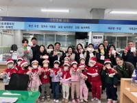 고성 배둔어린이집 어린이 산타 지역민들에게 행복과 사랑을 선사해