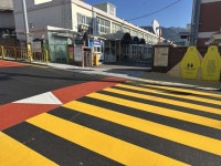 창원시 진해구, 노란색 횡단보도로 통학로를 밝히다