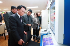 박동식 사천시장, 스마트 경로당 방문 어르신들, 디지털로 건강과 소통 관리