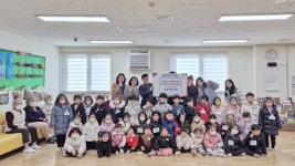 장유어린이집, 김해서부노인종합복지관 주간보호센터에설날을 맞아 따뜻한 마음 나눔 떡패키지 전달
