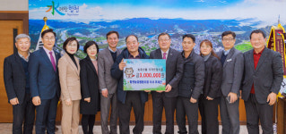 합천농협 주재근 이사, 합천군에 300만원 농축산물가격안정기금 전달