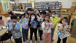 김해시 진영한빛도서관, 초등 입학생 찾아가 독서회원증 발급  호응