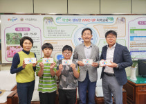 함양군 아동위원협의회 강정규·박우권 위원, 지곡초등학교 전교생에 문화상품권 전달