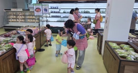 거제시 로컬푸드 직매장, 어린이들의 생애 첫 장보기 체험으로 인기몰이
