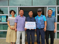 KAI 직원들, 이반성면 경로당에 상품권 기탁