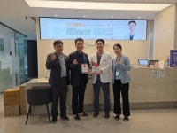 (재)김해시복지재단, 착한기업 233호점 서울스마트치과의원에 현판 전달