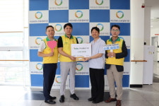 에쓰오일 경남지사·세인공항리무진, 마산회원노인종합복지관에 주유상품권 100만원 전달