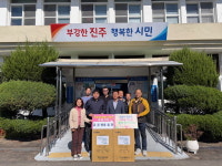금곡면 풍물단, 보행불편 어르신에게 실버카 전달
