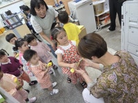 고성 꿈나무어린이집, 모아온 우유팩으로 종량제 쓰레기봉투 기탁