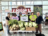 거창군 거창읍 사계절농장 중촌마을 어르신들, 직접 재배한 무·배추 기부