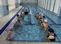 김해 해동이국민체육센터, 엄마와 함께하는 첨벙첨벙 수영교실 운영