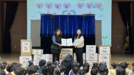 창원진달래유치원, 학대피해아동 위해 후원물품 전달