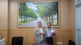 회화면 금봉촌마을이장, 면사무소에 단풍나무 전달
