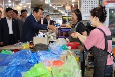나동연 양산시장, 덕계종합상설시장에서 민생현장 소통
