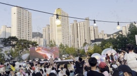 김해 율하모산공원, 5천여 명 인파 몰리며 거대한 버블 동화 왕국으로 변신