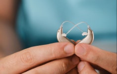 고령화로 급증하는 난청…보청기는 언제 착용해야 할까?