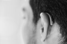 멀쩡하던 보청기가 잘 안 들린다면? 귀지 때문일수도 