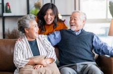 추석 때 대화 어려운 부모님 난청, 보청기로 관리하세요