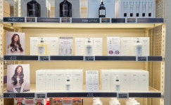 디이노 디알(diR), 대형 드럭스토어 메디킹덤약국 입점