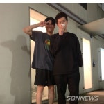 귀국 기념, 사진 속 카더가든은 티셔츠에 반바지를...