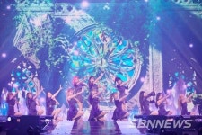아이즈원 장원영  콘서트 중 日 투어 예고  일본 4곳에서 투어 예정, 이날 미야와키 사쿠라는 권은비는 시간이...