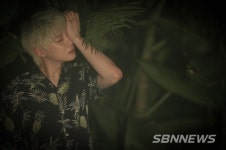 ‘첫 솔로 데뷔 떨려’ 26일 오후 서울 마포구에 위치한...