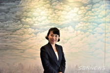 【기획탐방】“화선지에 묵을 세월로 녹여내다”...서천 화양면 리강미술관 강계정 관장