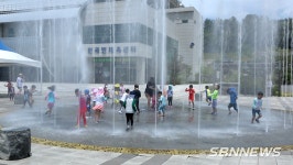 【영상】서천국민체육센터 바닥분수 운영…시원한 쉼터 제공