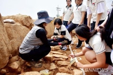 【서천】‘서천읍성 발굴체험’에 나선 서천여중 학생들