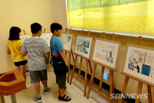 【서천】서천도서관, ‘우리 마을 도서관에 와볼래?’ 8월 그림책 원화 전시