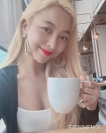 ‘에프엑스’ 루나가 한 카페에서 커피를 마시고 있는 모습이다