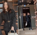 ‘손태영’ 머리 염색을 마치고 미용실에서 사진을 찍고 있다